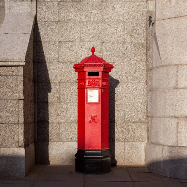 Röd brevlåda, London, Storbritannien Royaltyfria Stockbilder