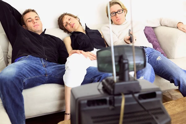 Friends Watching Television Sofa — Stock Photo, Image