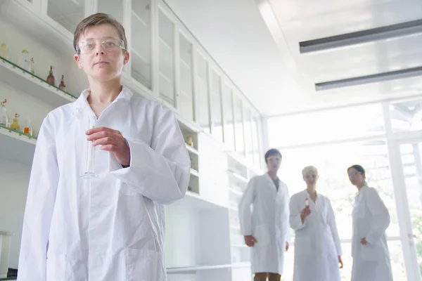 Estudante Química Com Cilindro Medição Laboratório — Fotografia de Stock