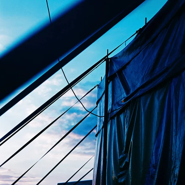 Cyrk Namiot Niebieski Niebo — Zdjęcie stockowe