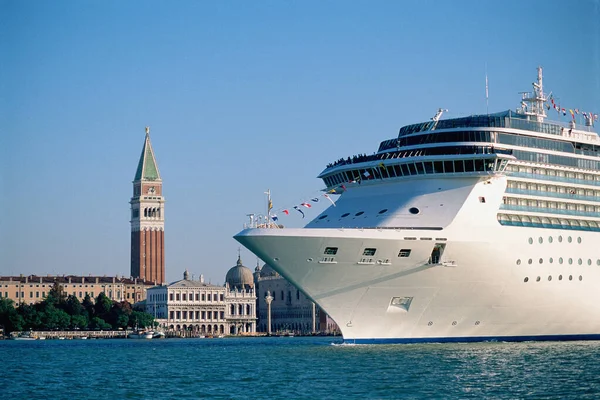 ヴェネツィアのクルーズ船 — ストック写真