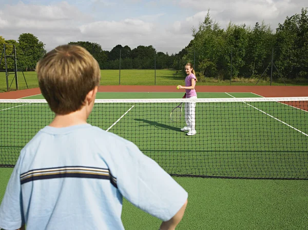 Pojke Och Flicka Spela Tennis — Stockfoto