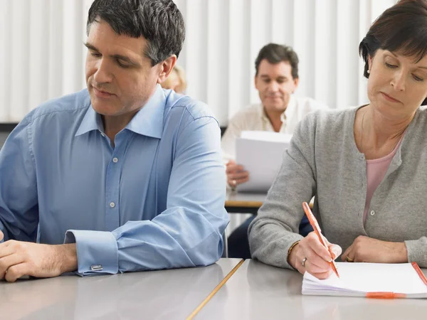 Studenti Maturi Una Lezione — Foto Stock