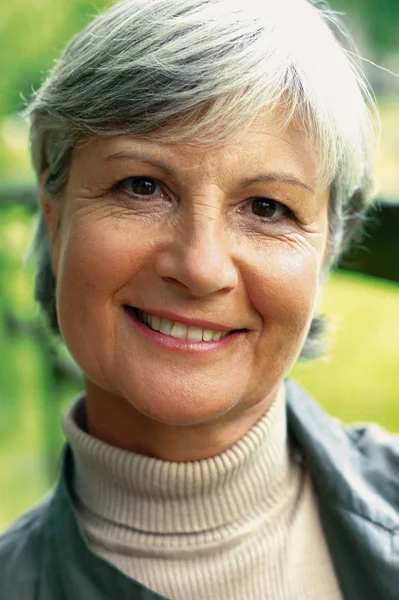 Retrato Una Mujer Sonriendo —  Fotos de Stock