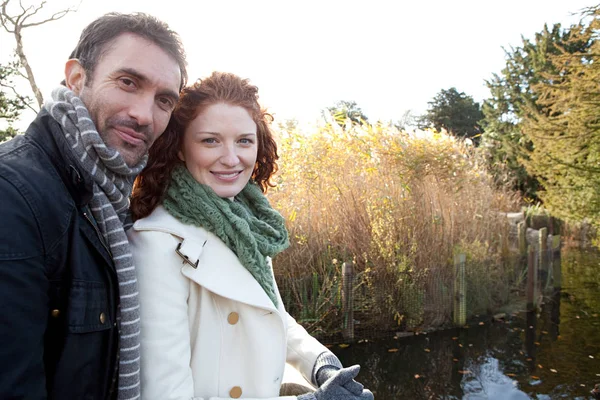 在Dulwich公园的水边一对快乐的夫妇 — 图库照片