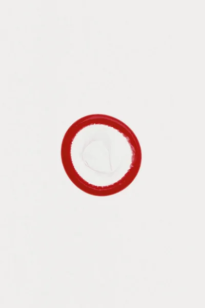 Rotes Kondom Auf Weißem Hintergrund — Stockfoto