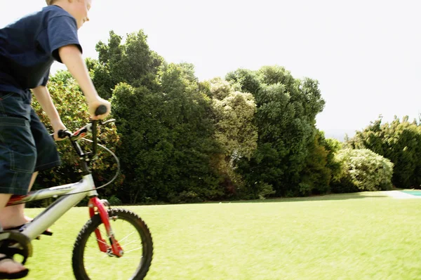 Genç Çocuk Parkta Bisiklete Binme — Stok fotoğraf