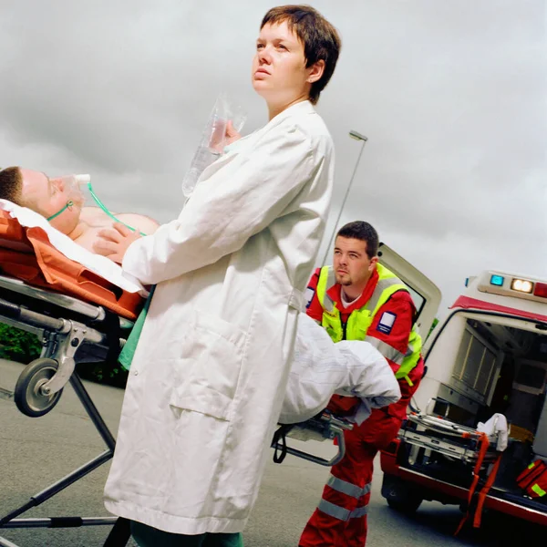 Rettungssanitäter Mit Patient — Stockfoto