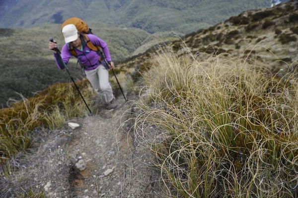 ニュージーランドのミッド大人の女性ハイキング — ストック写真