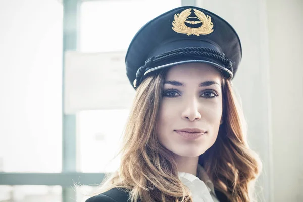 Női Pilóta Sapkát Visel — Stock Fotó