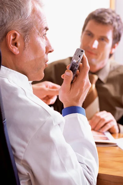 Médico Usando Dictaphone — Fotografia de Stock