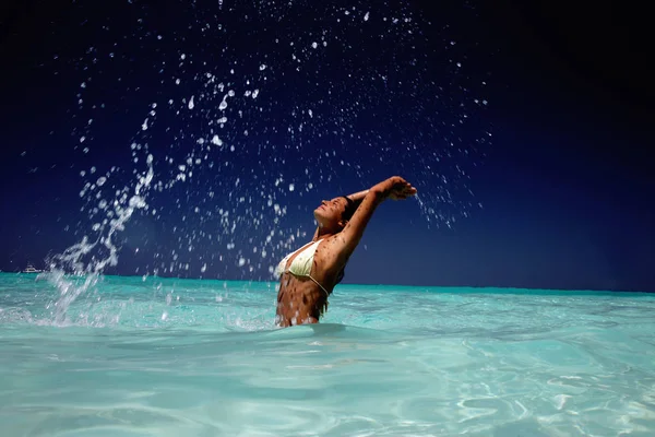 Femme Jouant Dans Eau Tropicale — Photo