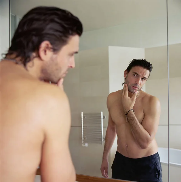 Mann Blickt Auf Sein Spiegelbild — Stockfoto