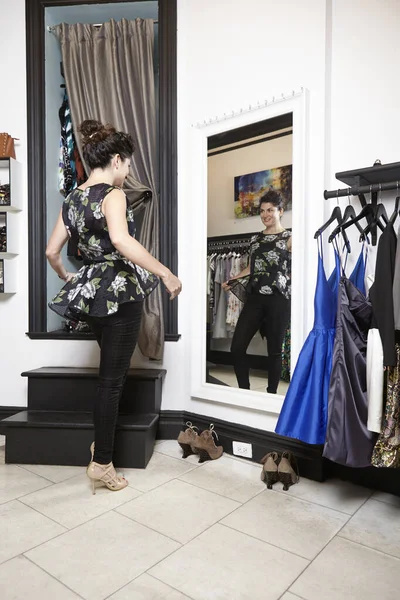 Mulher Madura Boutique Moda Olhando Espelho Para Roupa — Fotografia de Stock