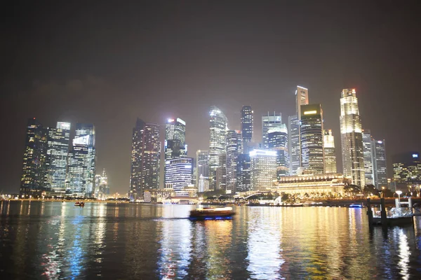 Noční pohled na mrakodrapy na nábřeží, Singapur — Stock fotografie