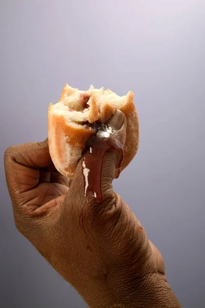 Mann Hält Marmeladenkrapfen Der Hand — Stockfoto