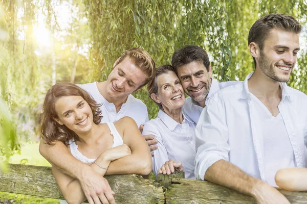 Portret Van Een Groep Mensen Die Leunen Tegen Een Hek — Stockfoto