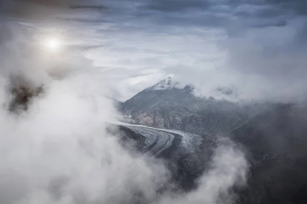 瑞士瓦莱 高山和雾气中的Aletsch冰川景观 — 图库照片