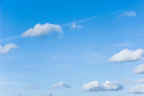 Σύννεφα Πάνω Από Τον Γαλάζιο Ουρανό — Φωτογραφία Αρχείου