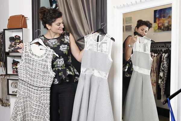 Mujer Madura Boutique Moda Con Dos Vestidos Diferentes — Foto de Stock