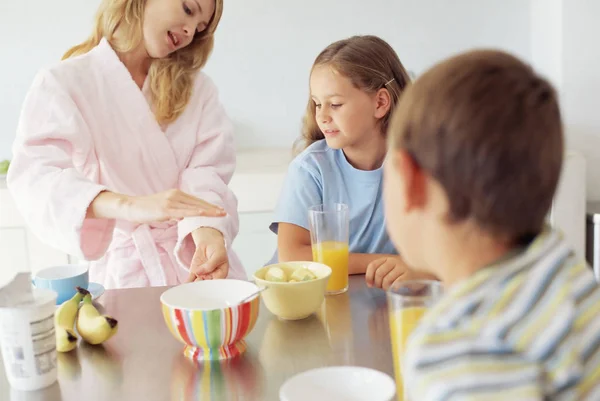 Mutter Und Kinder Frühstücken — Stockfoto