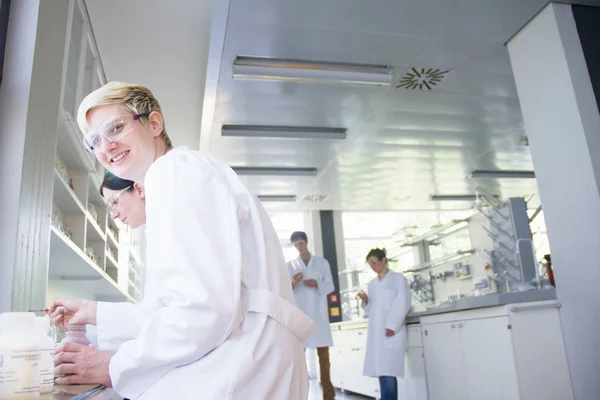 Estudante Química Sentado Laboratório Retrato — Fotografia de Stock