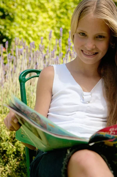 Jeune Fille Avec Magazine — Photo