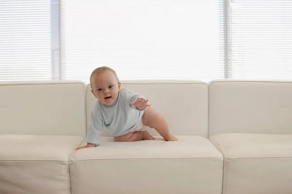 Lindo Bebé Sentado Sofá — Foto de Stock