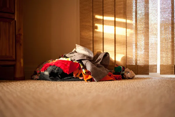 Hromada oblečení na podlaze — Stock fotografie