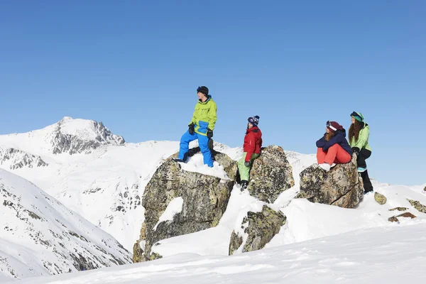 Friends Rocks Snow Kuhtai Austria — kuvapankkivalokuva