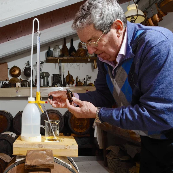 Elaboración Cuidado Del Vinagre Balsámico Aceto Balsamico Tradizionale Módena —  Fotos de Stock