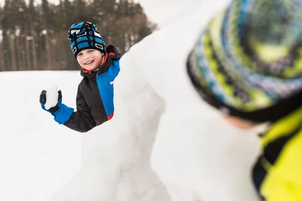 雪合戦をしている二人の少年 — ストック写真