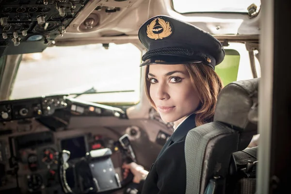 Uçak Kokpitinde Kadın Pilot — Stok fotoğraf