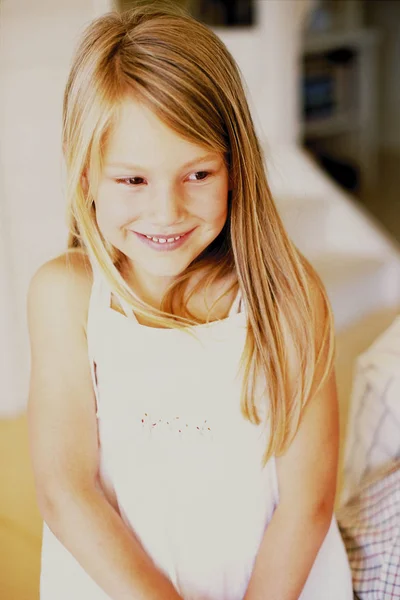 Retrato Uma Menina Sorridente — Fotografia de Stock