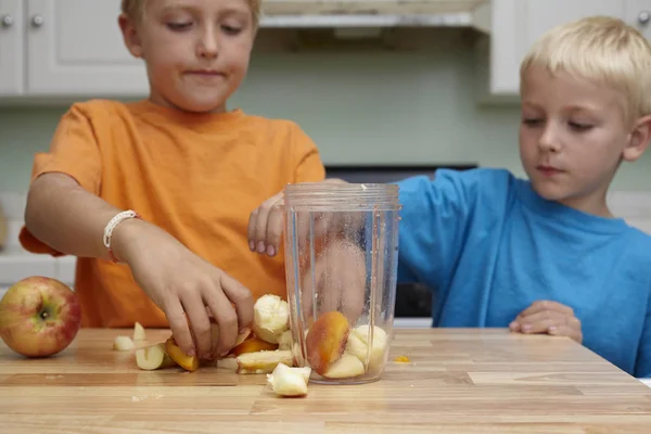 Broeders Die Fruit Mengen Keuken — Stockfoto