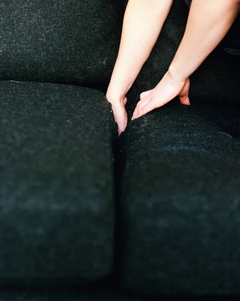 Nainen Etsimässä Tyynyjen Välistä — kuvapankkivalokuva
