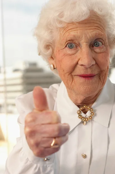 Femeia Vârstă Care Degetele Sus — Fotografie, imagine de stoc