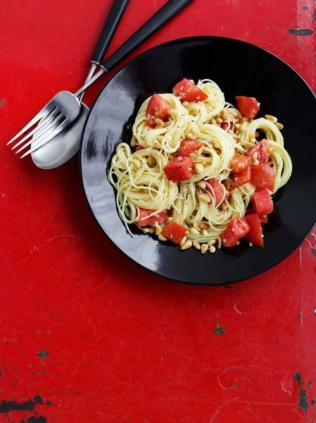 Миска томатних макаронних виробів з часником — стокове фото