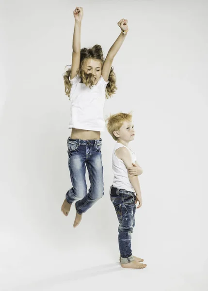 Студийный Портрет Стоящего Мальчика Сестры Прыгающей Воздухе — стоковое фото