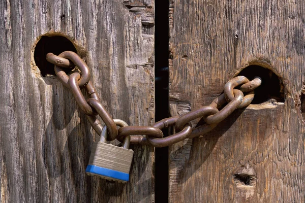 Lock Chain Wooden Door — Stock Photo, Image