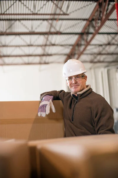 Retrato Trabalhador Armazém Usando Chapéu Duro Por Caixas Papelão — Fotografia de Stock