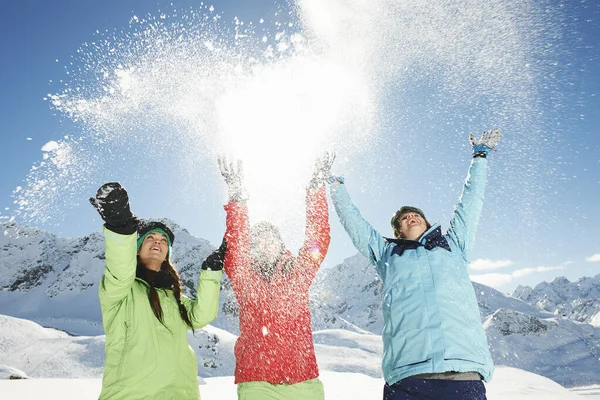 Mujeres Amigas Lanzando Nieve Medio Del Aire Kuhtai Austria — Foto de Stock