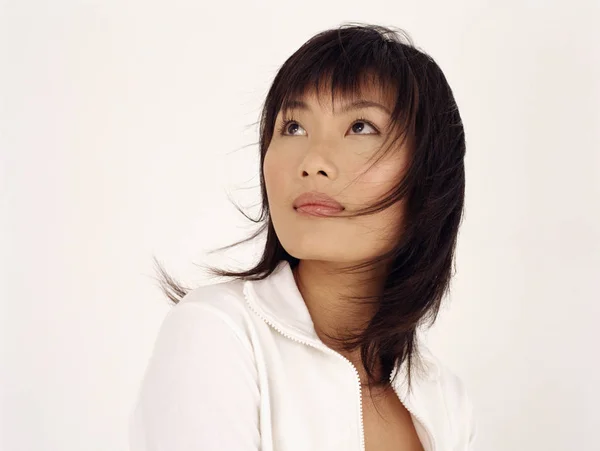 Ung Asiatisk Kvinna Med Vindpinat Hår — Stockfoto