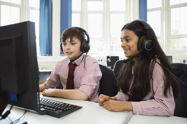 Studenti Che Usano Computer Classe — Foto Stock