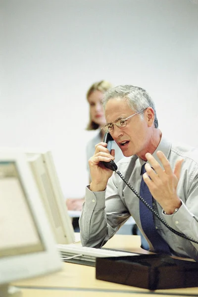Közeli Kép Üzletemberről Telefonon Irodában — Stock Fotó