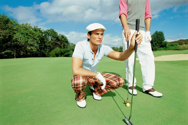 Männer Spielen Golf Auf Dem Feld — Stockfoto