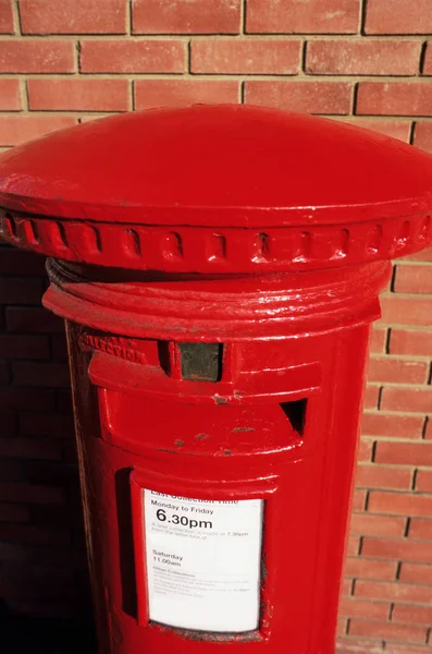 Röd Postlåda Över Tegelvägg — Stockfoto
