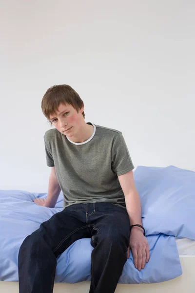 Retrato Adolescente Sentado Uma Cama — Fotografia de Stock