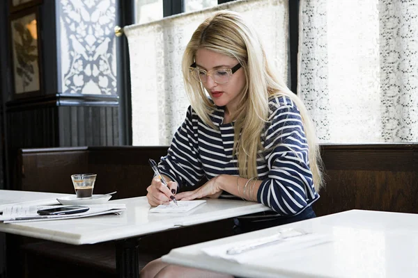 Mulher Escrevendo Café — Fotografia de Stock