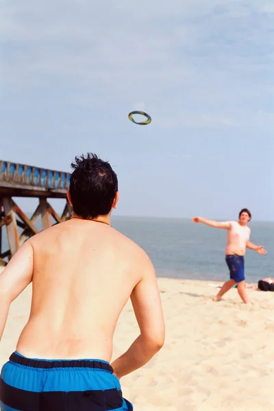 Kluci Hrajou Frisbee Pláži — Stock fotografie